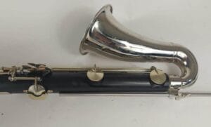 De Leblanc basklarinet is een semiprofessionele basklarinet voor de ervaren speler.
De Leblanc heeft een krachtig en rijk geluid.We hebben meestal wel een of meer Leblancs op voorraad en meestal is er wel een speelbaar. We bevelen aan vooraf te informeren wat er beschikbaar is.De prijs is afhankelijk van de conditie van het instrument. Af en toe laten we bijvoorbeeld de kleppen opnieuw vernikkelen.Het zijn wel altijd houten instrumenten op leeftijd, meestal import uit de USA. Dus af en toe is een reparatie nodig geweest. Dat merk je dan aan de prijs. Instrumenten met zichtbare reparaties hebben een wat kleinere prijs ;-), maar spelen niettemin prachtig.De aangegeven prijs is een vanaf-prijs en kan toenemen tot ca 2000 afhankelijk van de staat van het instrument en de koffer e.d.Je krijg 2 jaar garantie en recht op een service-beurt in het eerste jaar.Kenmerken:materiaal: hout- granadille
bereik: vanaf lage Eb
voorzien van pootje
body deelbaar
registerklep op de body
nek met metalen tenon waardoor stemmen relatief gemakkelijk gaat.