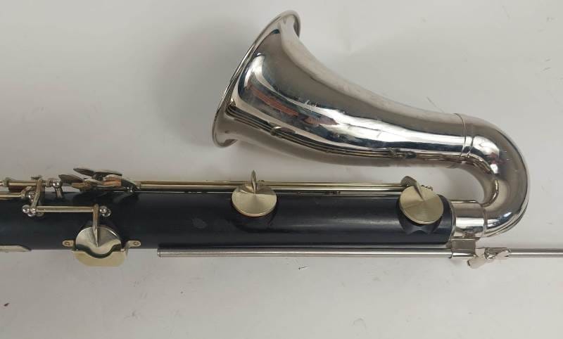 De Leblanc basklarinet is een semiprofessionele basklarinet voor de ervaren speler.
De Leblanc heeft een krachtig en rijk geluid.We hebben meestal wel een of meer Leblancs op voorraad en meestal is er wel een speelbaar. We bevelen aan vooraf te informeren wat er beschikbaar is.De prijs is afhankelijk van de conditie van het instrument. Af en toe laten we bijvoorbeeld de kleppen opnieuw vernikkelen.Het zijn wel altijd houten instrumenten op leeftijd, meestal import uit de USA. Dus af en toe is een reparatie nodig geweest. Dat merk je dan aan de prijs. Instrumenten met zichtbare reparaties hebben een wat kleinere prijs ;-), maar spelen niettemin prachtig.De aangegeven prijs is een vanaf-prijs en kan toenemen tot ca 2000 afhankelijk van de staat van het instrument en de koffer e.d.Je krijg 2 jaar garantie en recht op een service-beurt in het eerste jaar.Kenmerken:materiaal: hout- granadille
bereik: vanaf lage Eb
voorzien van pootje
body deelbaar
registerklep op de body
nek met metalen tenon waardoor stemmen relatief gemakkelijk gaat.