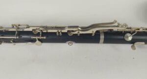 De Leblanc basklarinet is een semiprofessionele basklarinet voor de ervaren speler.
De Leblanc heeft een krachtig en rijk geluid.We hebben meestal wel een of meer Leblancs op voorraad en meestal is er wel een speelbaar. We bevelen aan vooraf te informeren wat er beschikbaar is.De prijs is afhankelijk van de conditie van het instrument. Af en toe laten we bijvoorbeeld de kleppen opnieuw vernikkelen.Het zijn wel altijd houten instrumenten op leeftijd, meestal import uit de USA. Dus af en toe is een reparatie nodig geweest. Dat merk je dan aan de prijs. Instrumenten met zichtbare reparaties hebben een wat kleinere prijs ;-), maar spelen niettemin prachtig.De aangegeven prijs is een vanaf-prijs en kan toenemen tot ca 2000 afhankelijk van de staat van het instrument en de koffer e.d.Je krijg 2 jaar garantie en recht op een service-beurt in het eerste jaar.Kenmerken:materiaal: hout- granadille
bereik: vanaf lage Eb
voorzien van pootje
body deelbaar
registerklep op de body
nek met metalen tenon waardoor stemmen relatief gemakkelijk gaat.