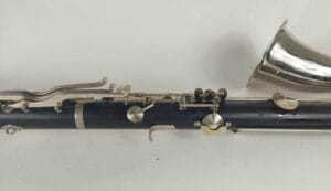 De Leblanc basklarinet is een semiprofessionele basklarinet voor de ervaren speler.
De Leblanc heeft een krachtig en rijk geluid.We hebben meestal wel een of meer Leblancs op voorraad en meestal is er wel een speelbaar. We bevelen aan vooraf te informeren wat er beschikbaar is.De prijs is afhankelijk van de conditie van het instrument. Af en toe laten we bijvoorbeeld de kleppen opnieuw vernikkelen.Het zijn wel altijd houten instrumenten op leeftijd, meestal import uit de USA. Dus af en toe is een reparatie nodig geweest. Dat merk je dan aan de prijs. Instrumenten met zichtbare reparaties hebben een wat kleinere prijs ;-), maar spelen niettemin prachtig.De aangegeven prijs is een vanaf-prijs en kan toenemen tot ca 2000 afhankelijk van de staat van het instrument en de koffer e.d.Je krijg 2 jaar garantie en recht op een service-beurt in het eerste jaar.Kenmerken:materiaal: hout- granadille
bereik: vanaf lage Eb
voorzien van pootje
body deelbaar
registerklep op de body
nek met metalen tenon waardoor stemmen relatief gemakkelijk gaat.