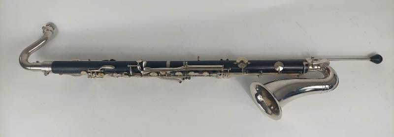 De Leblanc basklarinet is een semiprofessionele basklarinet voor de ervaren speler.
De Leblanc heeft een krachtig en rijk geluid.We hebben meestal wel een of meer Leblancs op voorraad en meestal is er wel een speelbaar. We bevelen aan vooraf te informeren wat er beschikbaar is.De prijs is afhankelijk van de conditie van het instrument. Af en toe laten we bijvoorbeeld de kleppen opnieuw vernikkelen.Het zijn wel altijd houten instrumenten op leeftijd, meestal import uit de USA. Dus af en toe is een reparatie nodig geweest. Dat merk je dan aan de prijs. Instrumenten met zichtbare reparaties hebben een wat kleinere prijs ;-), maar spelen niettemin prachtig.De aangegeven prijs is een vanaf-prijs en kan toenemen tot ca 2000 afhankelijk van de staat van het instrument en de koffer e.d.Je krijg 2 jaar garantie en recht op een service-beurt in het eerste jaar.Kenmerken:materiaal: hout- granadille
bereik: vanaf lage Eb
voorzien van pootje
body deelbaar
registerklep op de body
nek met metalen tenon waardoor stemmen relatief gemakkelijk gaat.