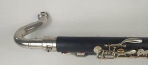 De Leblanc basklarinet is een semiprofessionele basklarinet voor de ervaren speler.
De Leblanc heeft een krachtig en rijk geluid.We hebben meestal wel een of meer Leblancs op voorraad en meestal is er wel een speelbaar. We bevelen aan vooraf te informeren wat er beschikbaar is.De prijs is afhankelijk van de conditie van het instrument. Af en toe laten we bijvoorbeeld de kleppen opnieuw vernikkelen.Het zijn wel altijd houten instrumenten op leeftijd, meestal import uit de USA. Dus af en toe is een reparatie nodig geweest. Dat merk je dan aan de prijs. Instrumenten met zichtbare reparaties hebben een wat kleinere prijs ;-), maar spelen niettemin prachtig.De aangegeven prijs is een vanaf-prijs en kan toenemen tot ca 2000 afhankelijk van de staat van het instrument en de koffer e.d.Je krijg 2 jaar garantie en recht op een service-beurt in het eerste jaar.Kenmerken:materiaal: hout- granadille
bereik: vanaf lage Eb
voorzien van pootje
body deelbaar
registerklep op de body
nek met metalen tenon waardoor stemmen relatief gemakkelijk gaat.