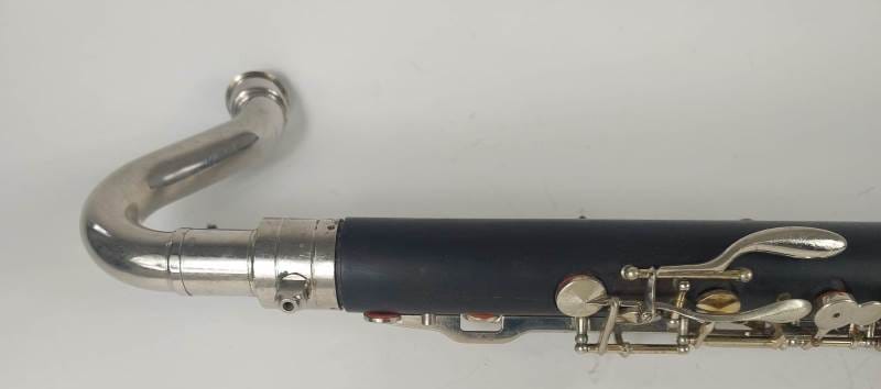 De Leblanc basklarinet is een semiprofessionele basklarinet voor de ervaren speler.
De Leblanc heeft een krachtig en rijk geluid.We hebben meestal wel een of meer Leblancs op voorraad en meestal is er wel een speelbaar. We bevelen aan vooraf te informeren wat er beschikbaar is.De prijs is afhankelijk van de conditie van het instrument. Af en toe laten we bijvoorbeeld de kleppen opnieuw vernikkelen.Het zijn wel altijd houten instrumenten op leeftijd, meestal import uit de USA. Dus af en toe is een reparatie nodig geweest. Dat merk je dan aan de prijs. Instrumenten met zichtbare reparaties hebben een wat kleinere prijs ;-), maar spelen niettemin prachtig.De aangegeven prijs is een vanaf-prijs en kan toenemen tot ca 2000 afhankelijk van de staat van het instrument en de koffer e.d.Je krijg 2 jaar garantie en recht op een service-beurt in het eerste jaar.Kenmerken:materiaal: hout- granadille
bereik: vanaf lage Eb
voorzien van pootje
body deelbaar
registerklep op de body
nek met metalen tenon waardoor stemmen relatief gemakkelijk gaat.