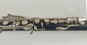 De Leblanc basklarinet is een semiprofessionele basklarinet voor de ervaren speler.
De Leblanc heeft een krachtig en rijk geluid.We hebben meestal wel een of meer Leblancs op voorraad en meestal is er wel een speelbaar. We bevelen aan vooraf te informeren wat er beschikbaar is.De prijs is afhankelijk van de conditie van het instrument. Af en toe laten we bijvoorbeeld de kleppen opnieuw vernikkelen.Het zijn wel altijd houten instrumenten op leeftijd, meestal import uit de USA. Dus af en toe is een reparatie nodig geweest. Dat merk je dan aan de prijs. Instrumenten met zichtbare reparaties hebben een wat kleinere prijs ;-), maar spelen niettemin prachtig.De aangegeven prijs is een vanaf-prijs en kan toenemen tot ca 2000 afhankelijk van de staat van het instrument en de koffer e.d.Je krijg 2 jaar garantie en recht op een service-beurt in het eerste jaar.Kenmerken:materiaal: hout- granadille
bereik: vanaf lage Eb
voorzien van pootje
body deelbaar
registerklep op de body
nek met metalen tenon waardoor stemmen relatief gemakkelijk gaat.