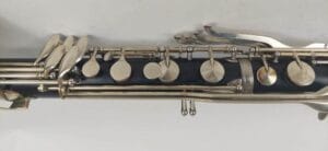 De Leblanc basklarinet is een semiprofessionele basklarinet voor de ervaren speler.
De Leblanc heeft een krachtig en rijk geluid.We hebben meestal wel een of meer Leblancs op voorraad en meestal is er wel een speelbaar. We bevelen aan vooraf te informeren wat er beschikbaar is.De prijs is afhankelijk van de conditie van het instrument. Af en toe laten we bijvoorbeeld de kleppen opnieuw vernikkelen.Het zijn wel altijd houten instrumenten op leeftijd, meestal import uit de USA. Dus af en toe is een reparatie nodig geweest. Dat merk je dan aan de prijs. Instrumenten met zichtbare reparaties hebben een wat kleinere prijs ;-), maar spelen niettemin prachtig.De aangegeven prijs is een vanaf-prijs en kan toenemen tot ca 2000 afhankelijk van de staat van het instrument en de koffer e.d.Je krijg 2 jaar garantie en recht op een service-beurt in het eerste jaar.Kenmerken:materiaal: hout- granadille
bereik: vanaf lage Eb
voorzien van pootje
body deelbaar
registerklep op de body
nek met metalen tenon waardoor stemmen relatief gemakkelijk gaat.