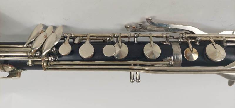 De Leblanc basklarinet is een semiprofessionele basklarinet voor de ervaren speler.
De Leblanc heeft een krachtig en rijk geluid.We hebben meestal wel een of meer Leblancs op voorraad en meestal is er wel een speelbaar. We bevelen aan vooraf te informeren wat er beschikbaar is.De prijs is afhankelijk van de conditie van het instrument. Af en toe laten we bijvoorbeeld de kleppen opnieuw vernikkelen.Het zijn wel altijd houten instrumenten op leeftijd, meestal import uit de USA. Dus af en toe is een reparatie nodig geweest. Dat merk je dan aan de prijs. Instrumenten met zichtbare reparaties hebben een wat kleinere prijs ;-), maar spelen niettemin prachtig.De aangegeven prijs is een vanaf-prijs en kan toenemen tot ca 2000 afhankelijk van de staat van het instrument en de koffer e.d.Je krijg 2 jaar garantie en recht op een service-beurt in het eerste jaar.Kenmerken:materiaal: hout- granadille
bereik: vanaf lage Eb
voorzien van pootje
body deelbaar
registerklep op de body
nek met metalen tenon waardoor stemmen relatief gemakkelijk gaat.