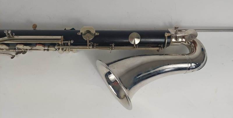 De Leblanc basklarinet is een semiprofessionele basklarinet voor de ervaren speler.
De Leblanc heeft een krachtig en rijk geluid.We hebben meestal wel een of meer Leblancs op voorraad en meestal is er wel een speelbaar. We bevelen aan vooraf te informeren wat er beschikbaar is.De prijs is afhankelijk van de conditie van het instrument. Af en toe laten we bijvoorbeeld de kleppen opnieuw vernikkelen.Het zijn wel altijd houten instrumenten op leeftijd, meestal import uit de USA. Dus af en toe is een reparatie nodig geweest. Dat merk je dan aan de prijs. Instrumenten met zichtbare reparaties hebben een wat kleinere prijs ;-), maar spelen niettemin prachtig.De aangegeven prijs is een vanaf-prijs en kan toenemen tot ca 2000 afhankelijk van de staat van het instrument en de koffer e.d.Je krijg 2 jaar garantie en recht op een service-beurt in het eerste jaar.Kenmerken:materiaal: hout- granadille
bereik: vanaf lage Eb
voorzien van pootje
body deelbaar
registerklep op de body
nek met metalen tenon waardoor stemmen relatief gemakkelijk gaat.