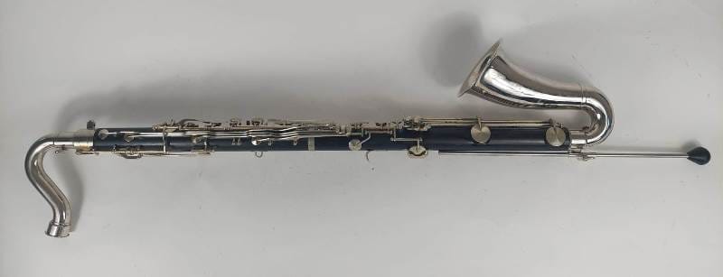 De Leblanc basklarinet is een semiprofessionele basklarinet voor de ervaren speler.
De Leblanc heeft een krachtig en rijk geluid.We hebben meestal wel een of meer Leblancs op voorraad en meestal is er wel een speelbaar. We bevelen aan vooraf te informeren wat er beschikbaar is.De prijs is afhankelijk van de conditie van het instrument. Af en toe laten we bijvoorbeeld de kleppen opnieuw vernikkelen.Het zijn wel altijd houten instrumenten op leeftijd, meestal import uit de USA. Dus af en toe is een reparatie nodig geweest. Dat merk je dan aan de prijs. Instrumenten met zichtbare reparaties hebben een wat kleinere prijs ;-), maar spelen niettemin prachtig.De aangegeven prijs is een vanaf-prijs en kan toenemen tot ca 2000 afhankelijk van de staat van het instrument en de koffer e.d.Je krijg 2 jaar garantie en recht op een service-beurt in het eerste jaar.Kenmerken:materiaal: hout- granadille
bereik: vanaf lage Eb
voorzien van pootje
body deelbaar
registerklep op de body
nek met metalen tenon waardoor stemmen relatief gemakkelijk gaat.