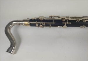 De Leblanc basklarinet is een semiprofessionele basklarinet voor de ervaren speler.
De Leblanc heeft een krachtig en rijk geluid.We hebben meestal wel een of meer Leblancs op voorraad en meestal is er wel een speelbaar. We bevelen aan vooraf te informeren wat er beschikbaar is.De prijs is afhankelijk van de conditie van het instrument. Af en toe laten we bijvoorbeeld de kleppen opnieuw vernikkelen.Het zijn wel altijd houten instrumenten op leeftijd, meestal import uit de USA. Dus af en toe is een reparatie nodig geweest. Dat merk je dan aan de prijs. Instrumenten met zichtbare reparaties hebben een wat kleinere prijs ;-), maar spelen niettemin prachtig.De aangegeven prijs is een vanaf-prijs en kan toenemen tot ca 2000 afhankelijk van de staat van het instrument en de koffer e.d.Je krijg 2 jaar garantie en recht op een service-beurt in het eerste jaar.Kenmerken:materiaal: hout- granadille
bereik: vanaf lage Eb
voorzien van pootje
body deelbaar
registerklep op de body
nek met metalen tenon waardoor stemmen relatief gemakkelijk gaat.