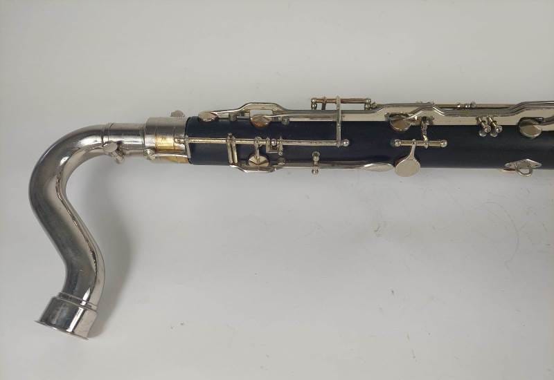 De Leblanc basklarinet is een semiprofessionele basklarinet voor de ervaren speler.
De Leblanc heeft een krachtig en rijk geluid.We hebben meestal wel een of meer Leblancs op voorraad en meestal is er wel een speelbaar. We bevelen aan vooraf te informeren wat er beschikbaar is.De prijs is afhankelijk van de conditie van het instrument. Af en toe laten we bijvoorbeeld de kleppen opnieuw vernikkelen.Het zijn wel altijd houten instrumenten op leeftijd, meestal import uit de USA. Dus af en toe is een reparatie nodig geweest. Dat merk je dan aan de prijs. Instrumenten met zichtbare reparaties hebben een wat kleinere prijs ;-), maar spelen niettemin prachtig.De aangegeven prijs is een vanaf-prijs en kan toenemen tot ca 2000 afhankelijk van de staat van het instrument en de koffer e.d.Je krijg 2 jaar garantie en recht op een service-beurt in het eerste jaar.Kenmerken:materiaal: hout- granadille
bereik: vanaf lage Eb
voorzien van pootje
body deelbaar
registerklep op de body
nek met metalen tenon waardoor stemmen relatief gemakkelijk gaat.